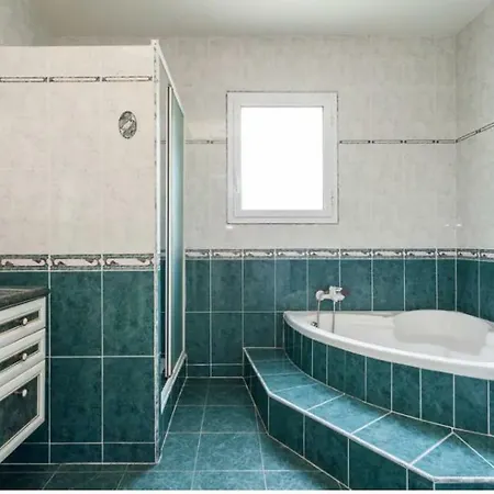 Spacieuse Piscine * ז'וביניה